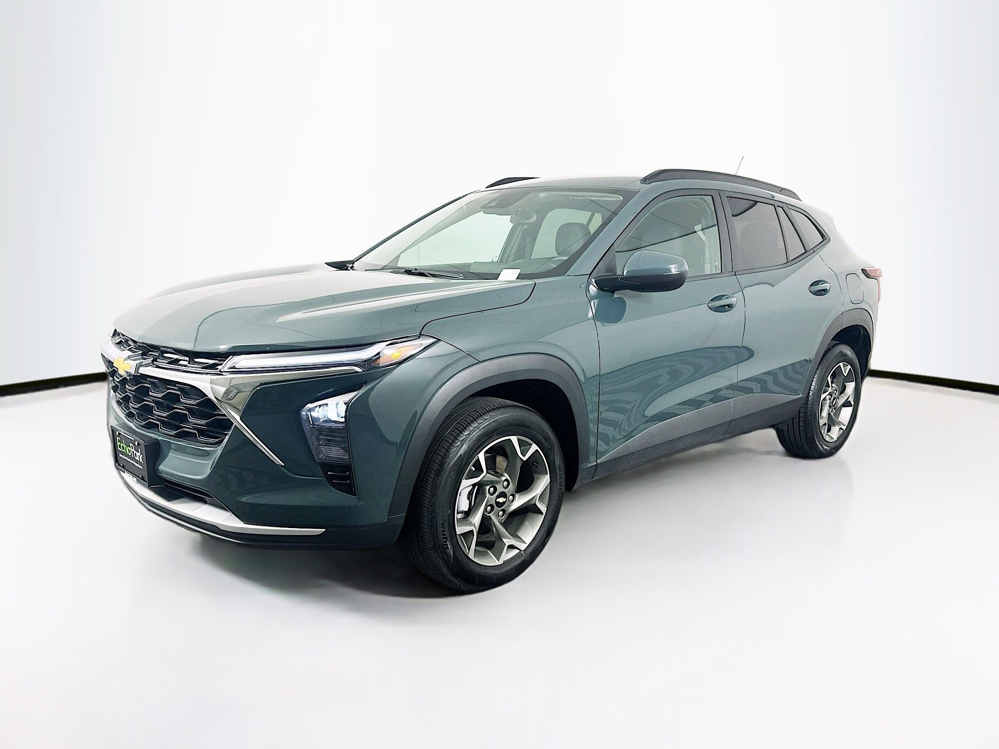 Used 2025 Chevrolet Trax LT w/ LT Convenience Package image 3