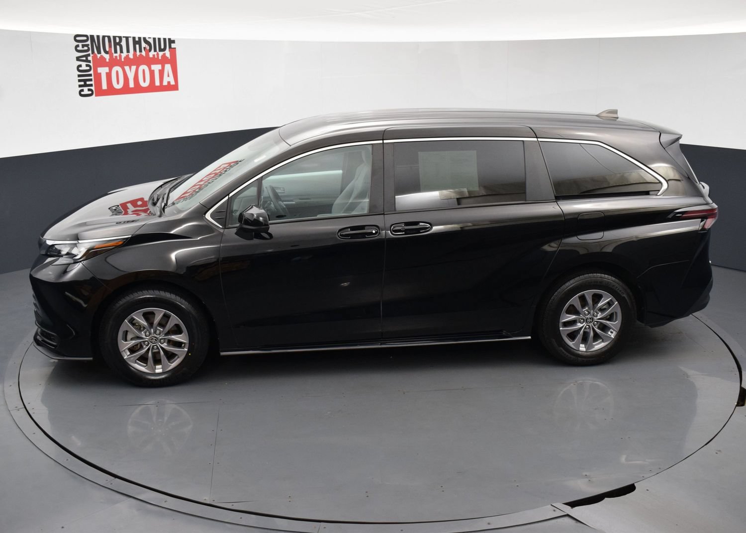 Used 2025 Toyota Sienna LE FWD image 19