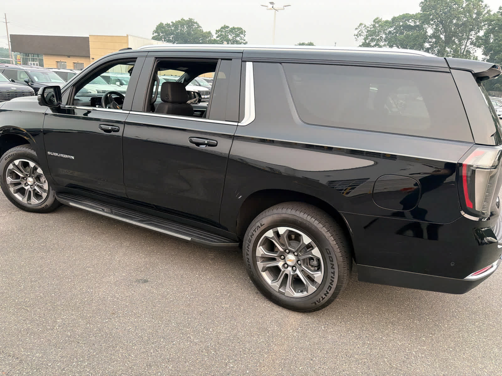 Certified 2026 Chevrolet Suburban LT w/ Comfort Package AWD/4WD image 5