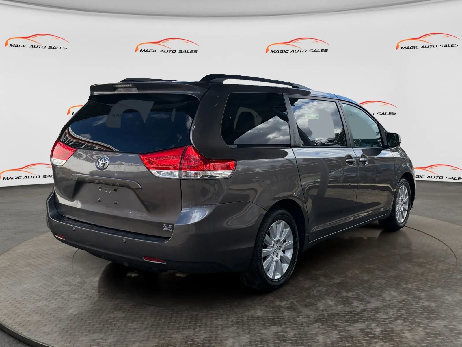 Used 2013 Toyota Sienna XLE image 8