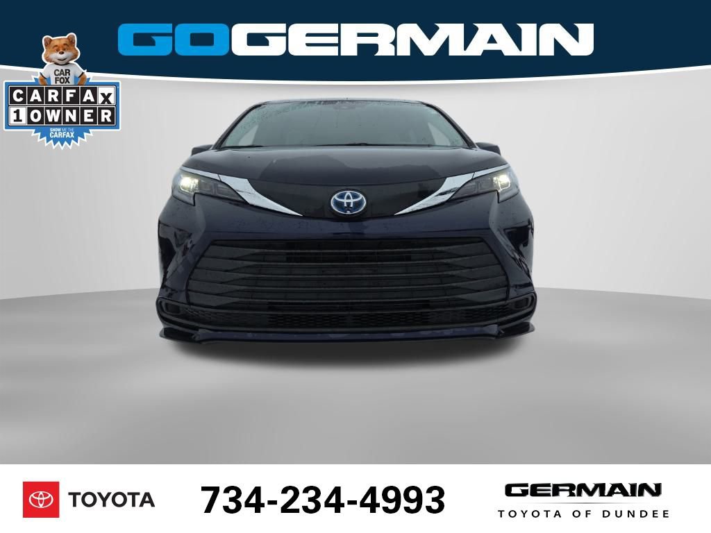 Used 2025 Toyota Sienna LE image 3