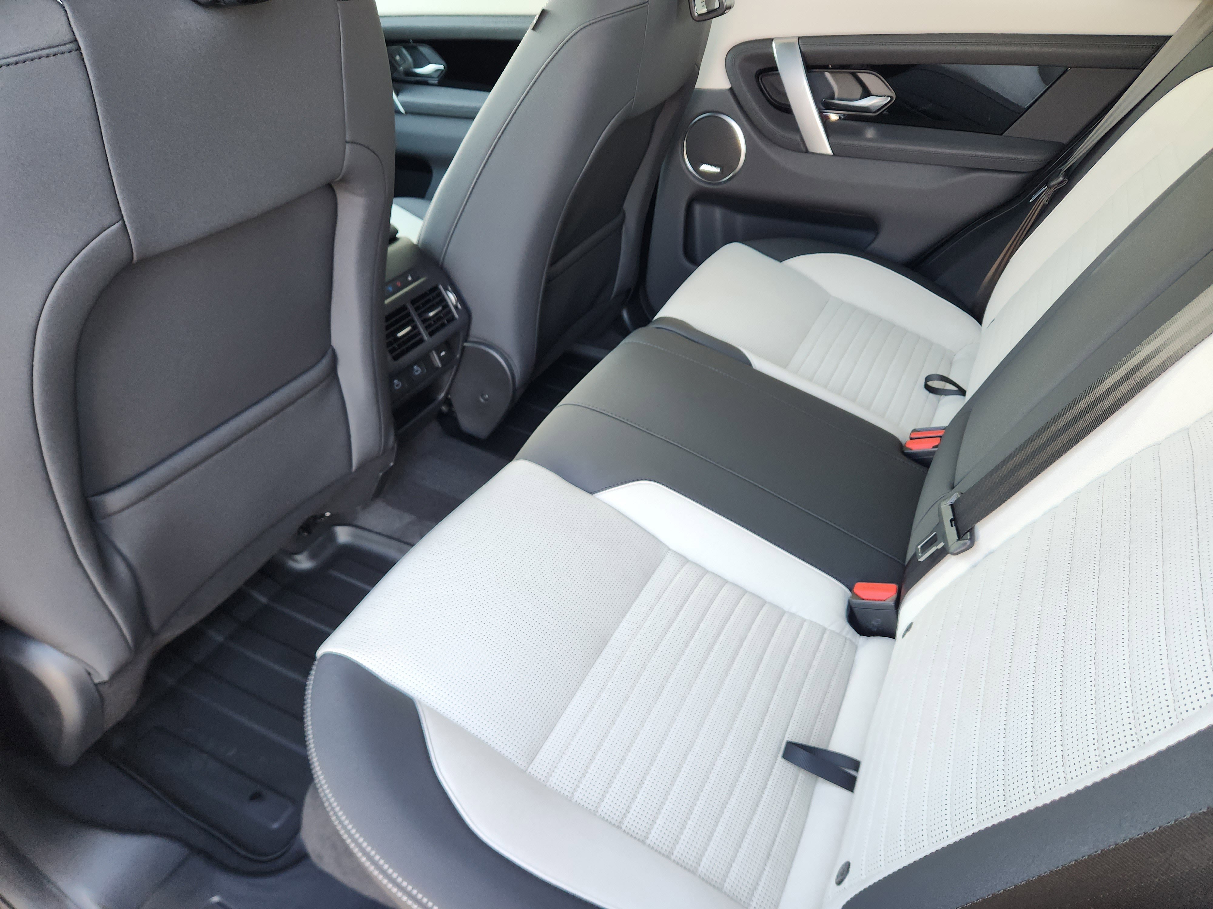 New 2025 Land Rover Discovery Sport S image 32