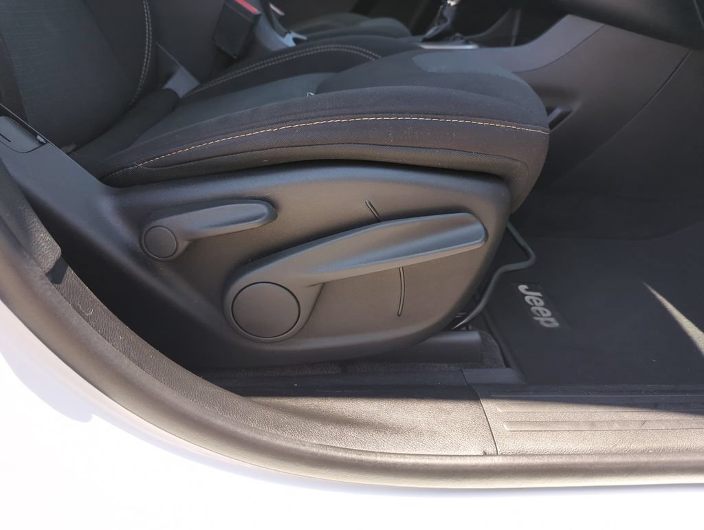 Used 2017 Jeep Cherokee Latitude FWD image 36