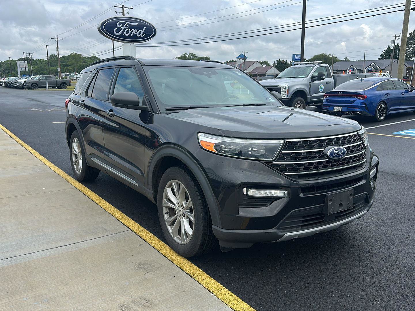 Used 2020 Ford Explorer XLT w/ Equipment Group 202A AWD/4WD image 3