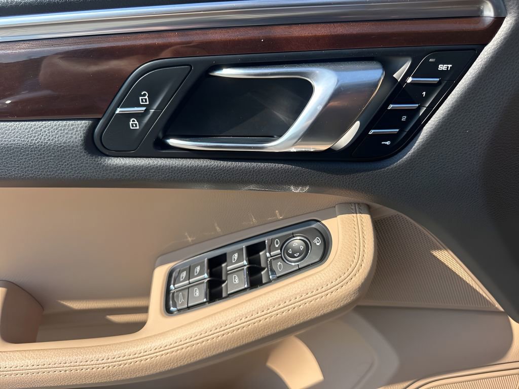 Used 2023 Porsche Macan Turbo image 29
