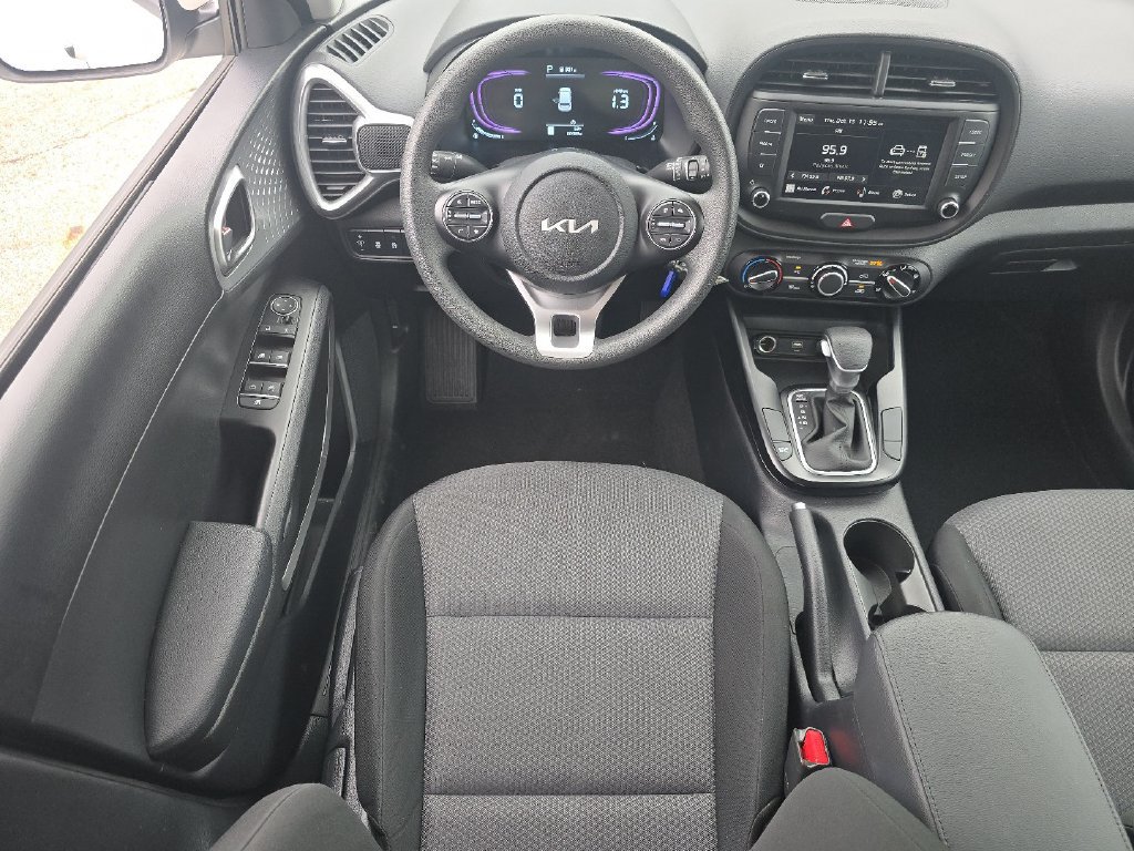 Used 2025 Kia Soul LX w/ LX Technology Package FWD image 22