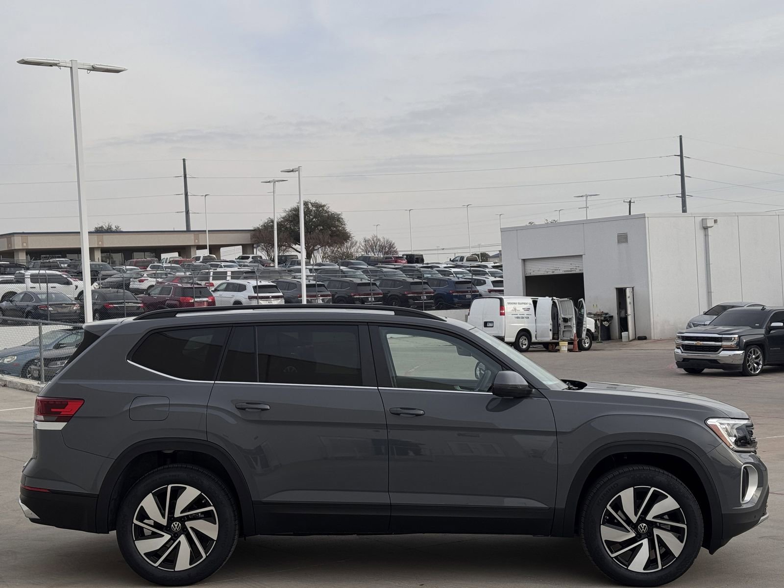 New 2026 Volkswagen Atlas SE image 3