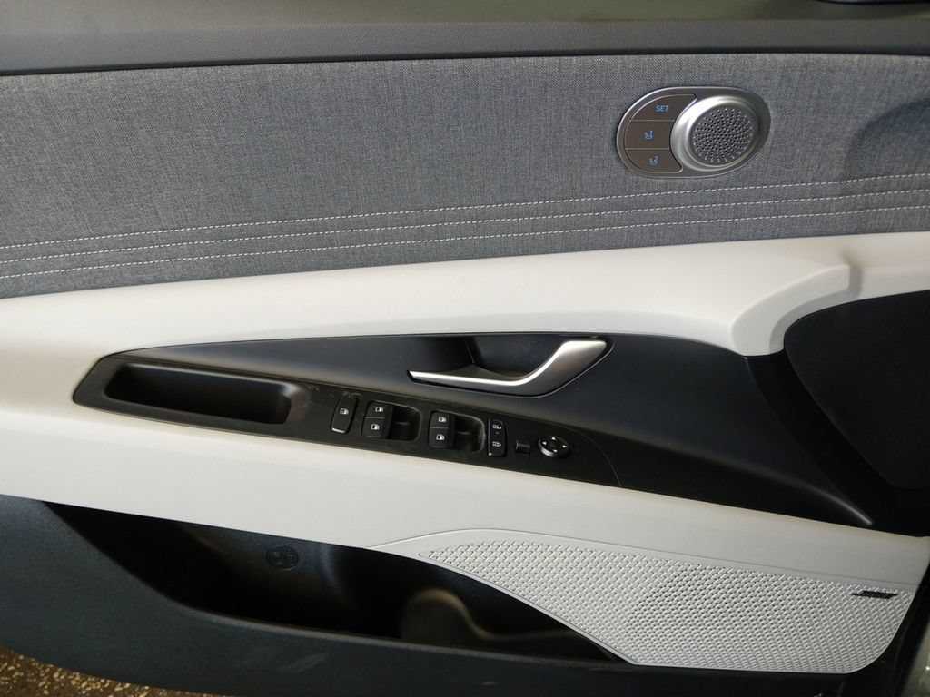 New 2026 Hyundai Elantra Limited FWD image 16
