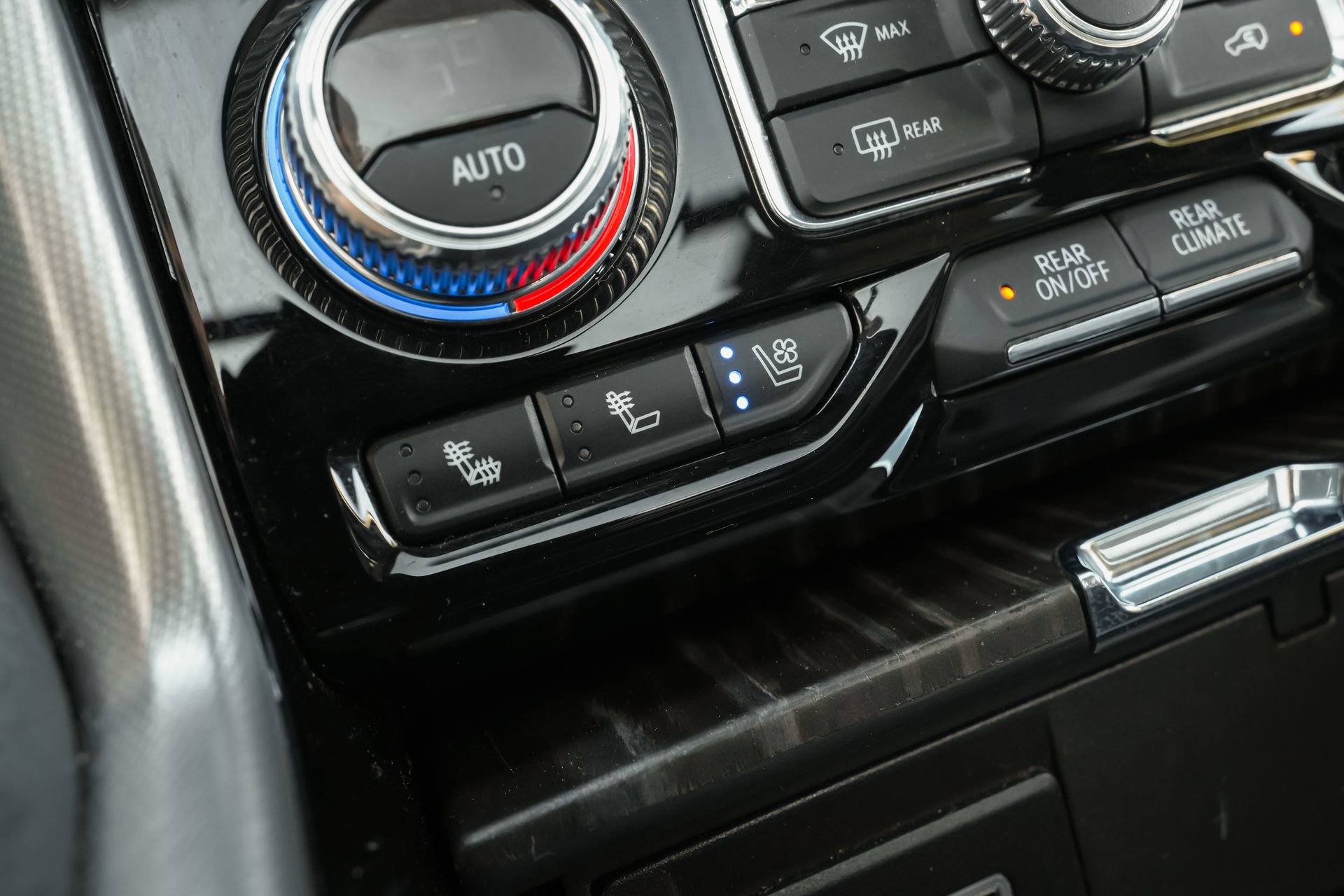 Used 2024 GMC Yukon XL Denali image 15