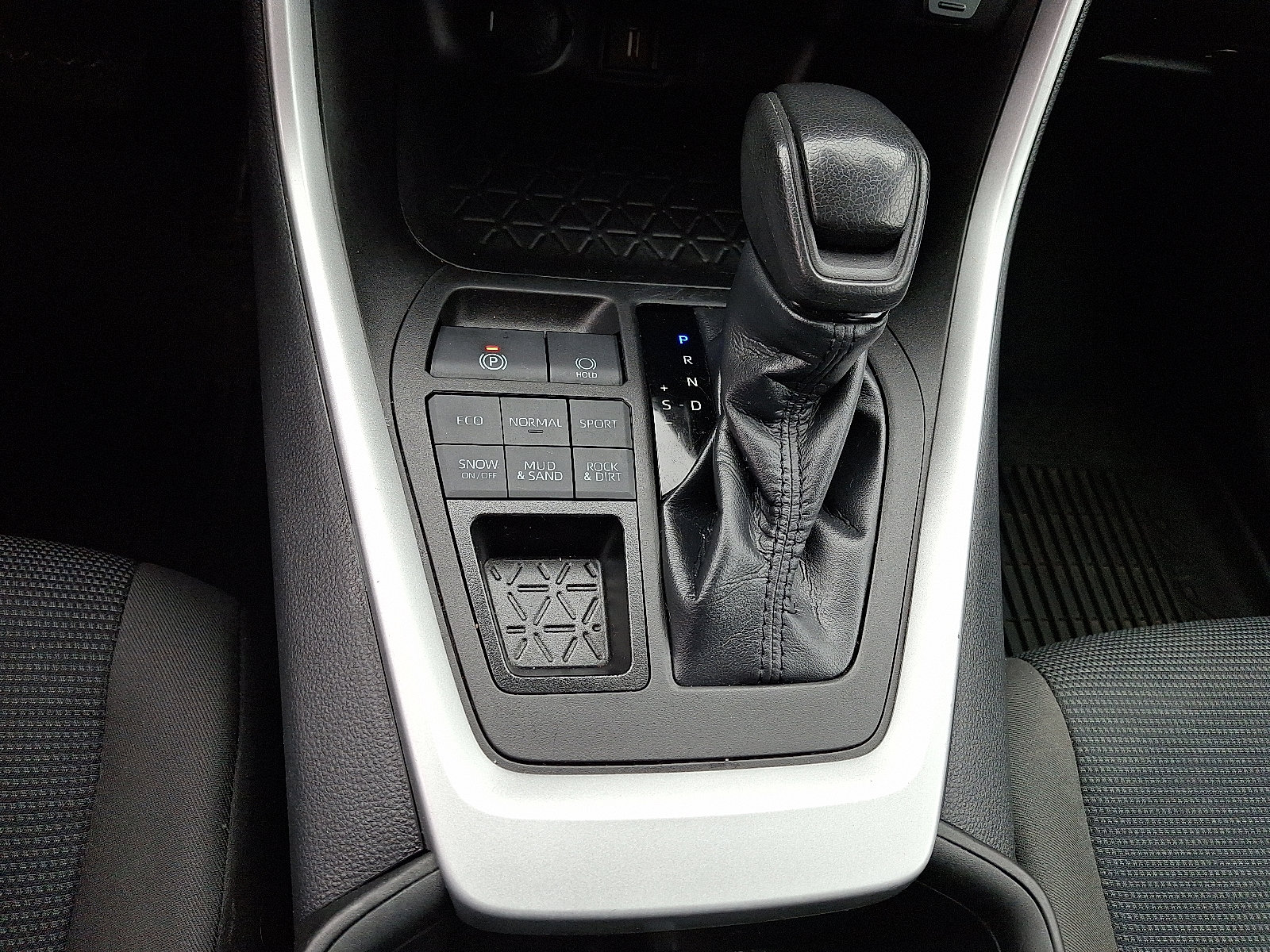 Used 2022 Toyota RAV4 LE image 16