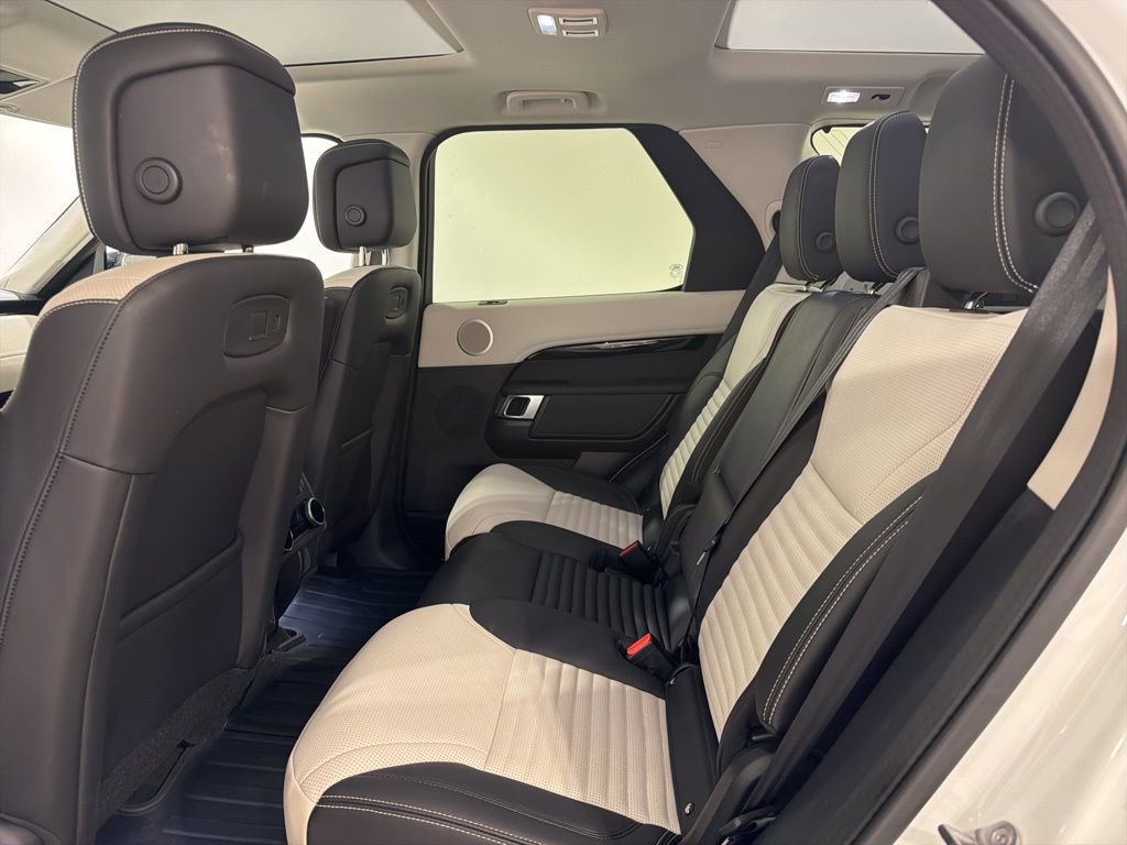 Used 2025 Land Rover Discovery S image 21
