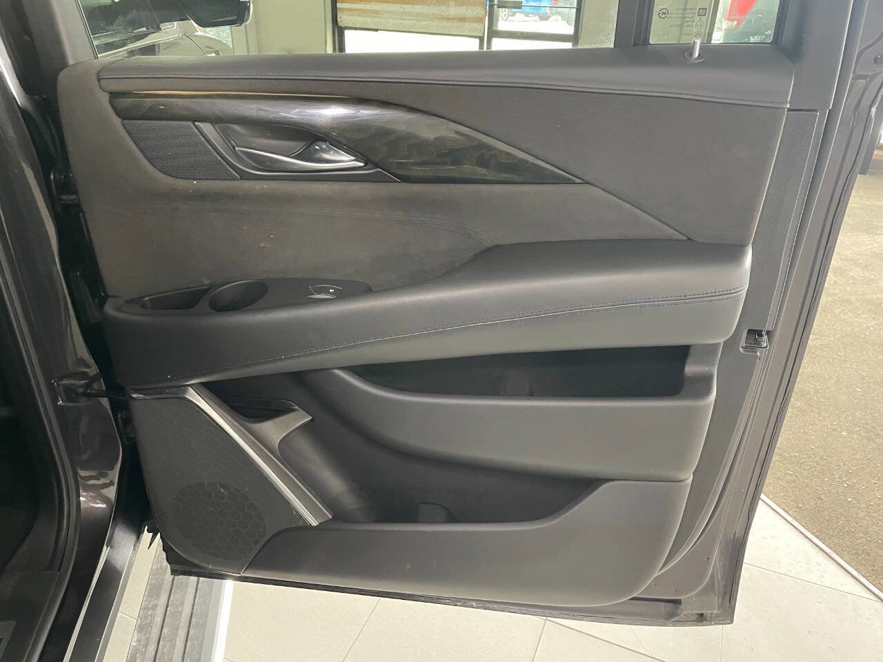 Used 2018 Cadillac Escalade ESV Platinum image 28