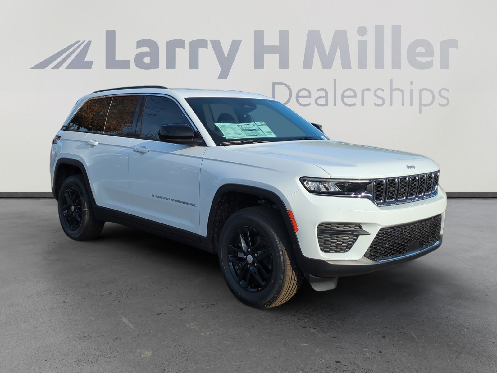 New 2025 Jeep Grand Cherokee Laredo image 7