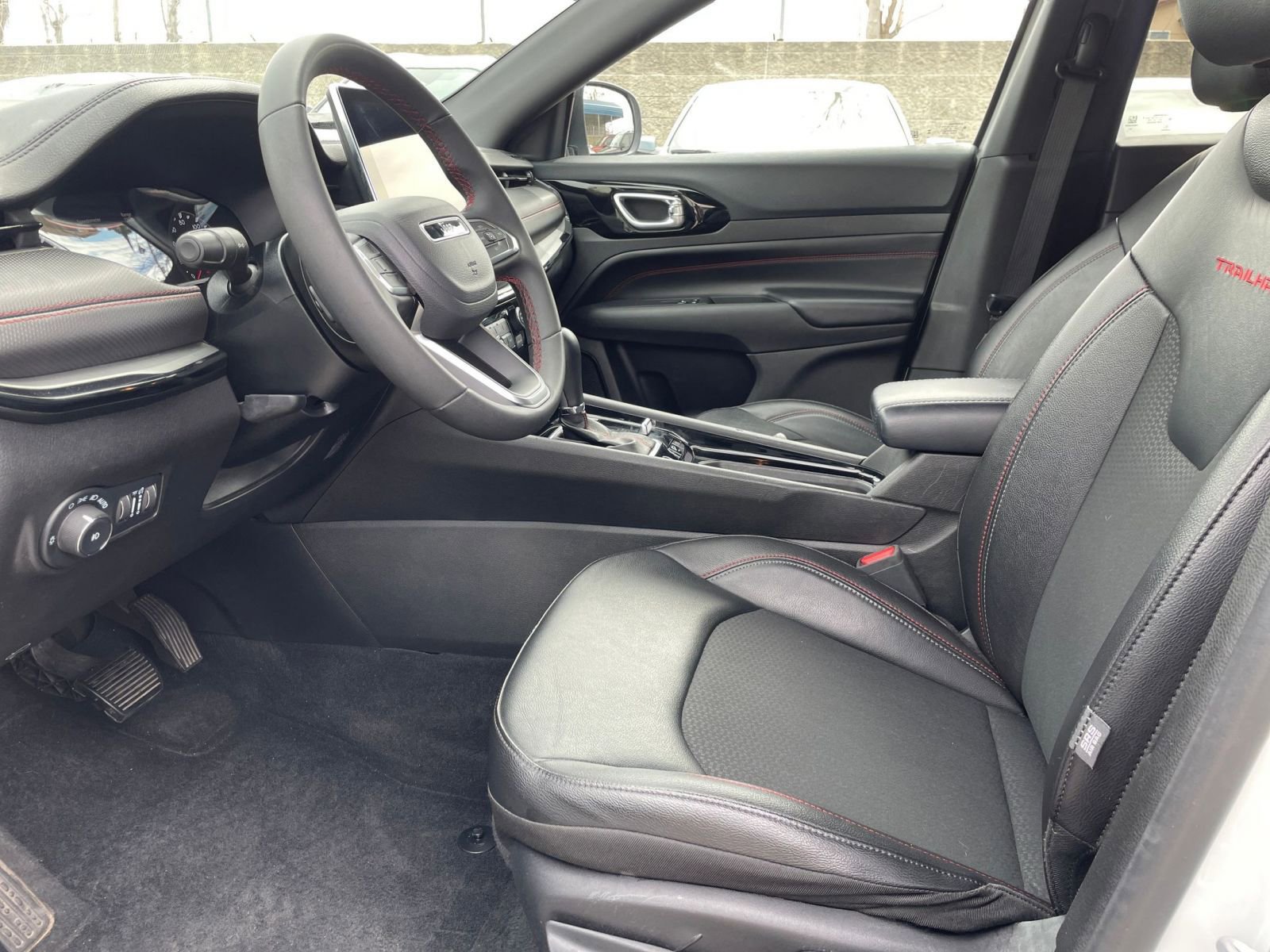 Used 2025 Jeep Compass Trailhawk AWD/4WD image 25