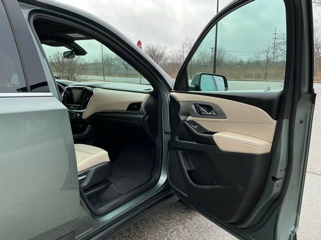 Used 2023 Chevrolet Traverse LT image 17