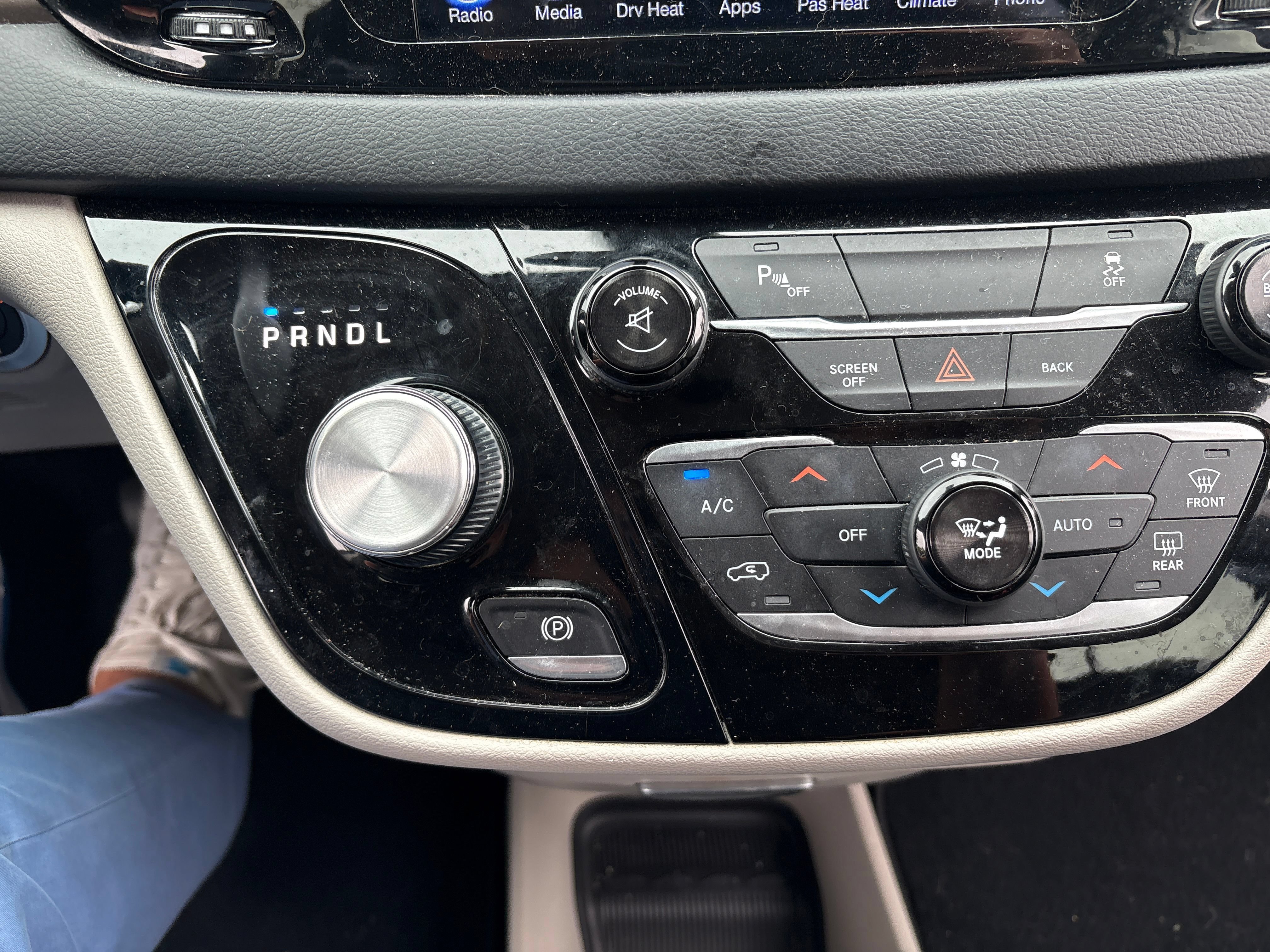 Used 2017 Chrysler Pacifica Touring-L FWD image 4