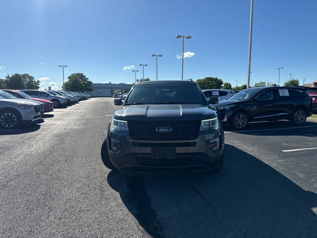 Used 2017 Ford Explorer XLT w/ Equipment Group 202A AWD/4WD image 2
