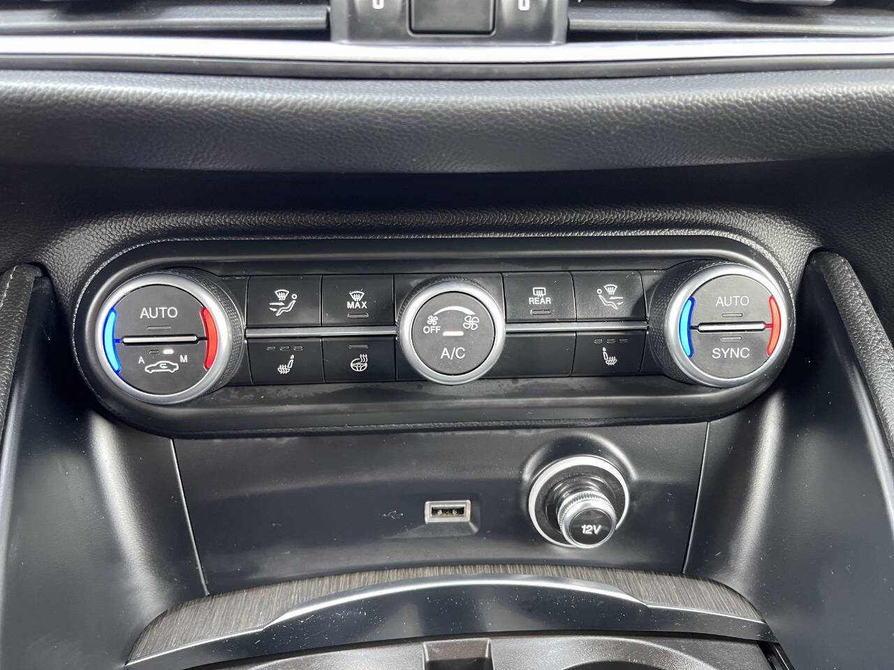 Used 2022 Alfa Romeo Stelvio Ti image 34