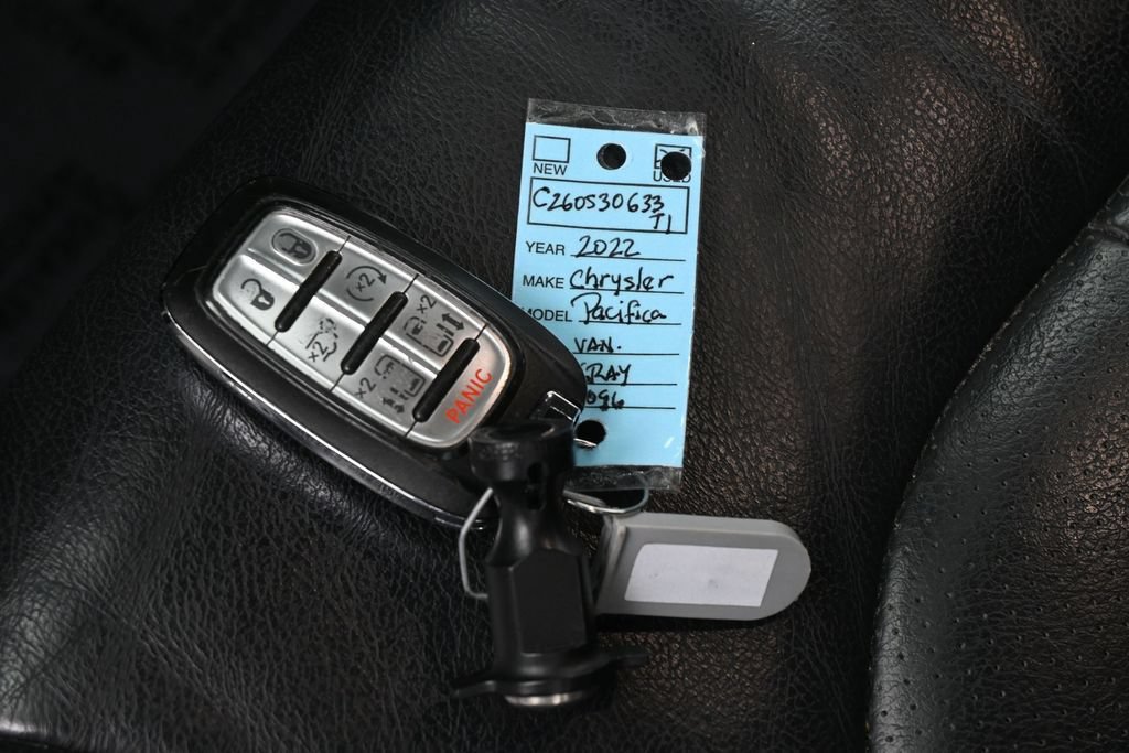 Used 2022 Chrysler Pacifica Touring-L FWD image 18