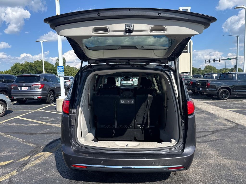 Used 2019 Chrysler Pacifica Touring Plus w/ Tire & Wheel Group FWD image 14
