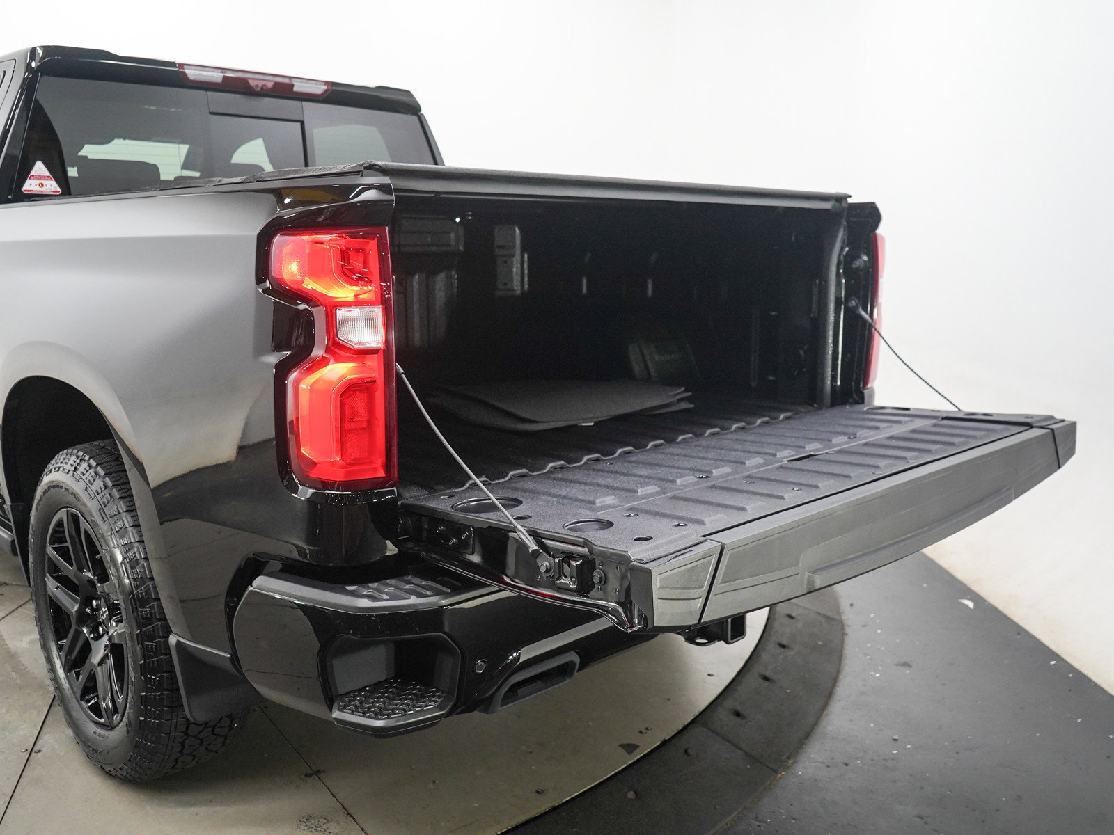 Used 2026 Chevrolet Silverado 1500 High Country w/ Midnight Edition AWD/4WD image 9