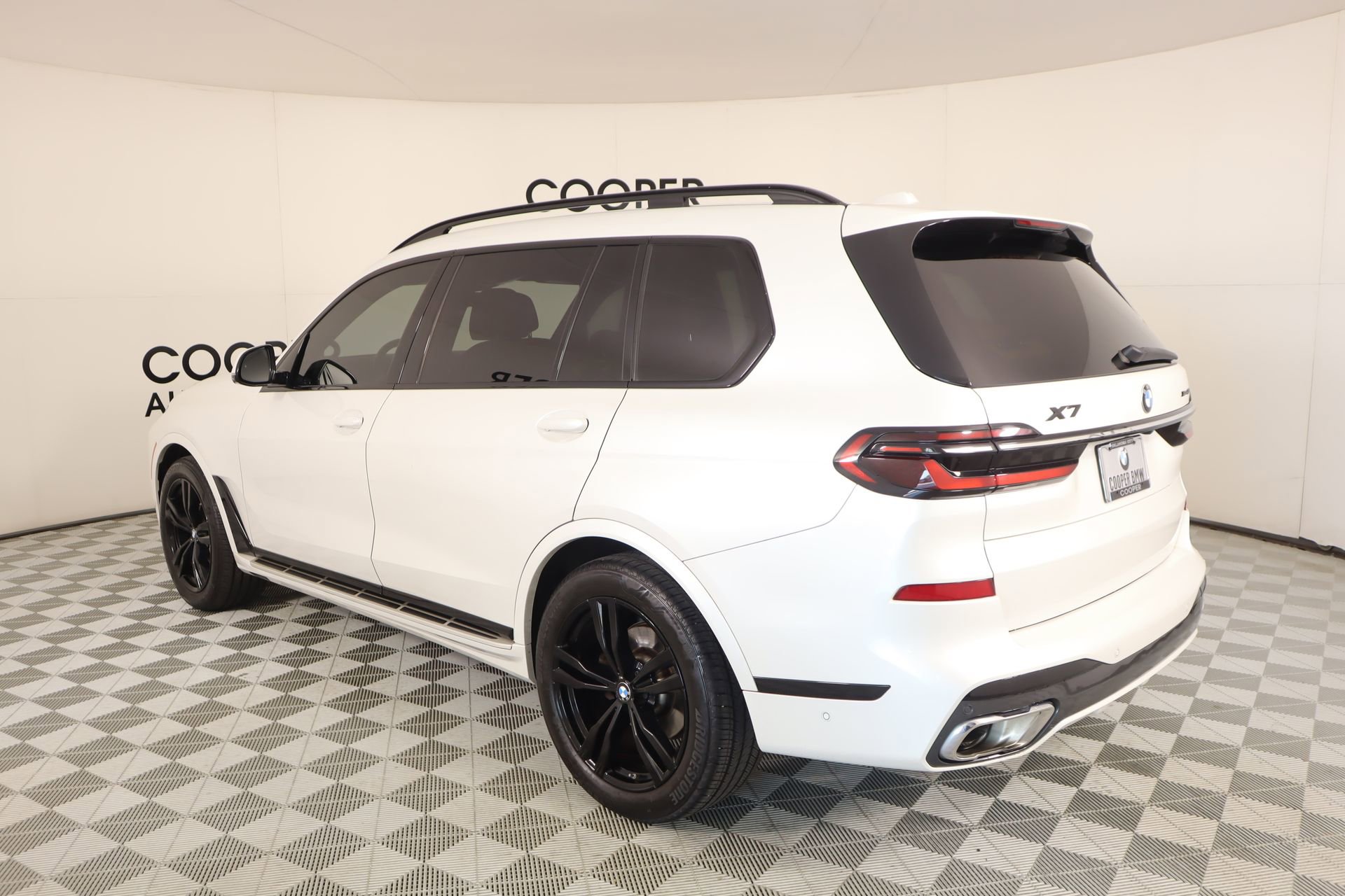 Used 2024 BMW X7 xDrive40i w/ Executive Package image 25