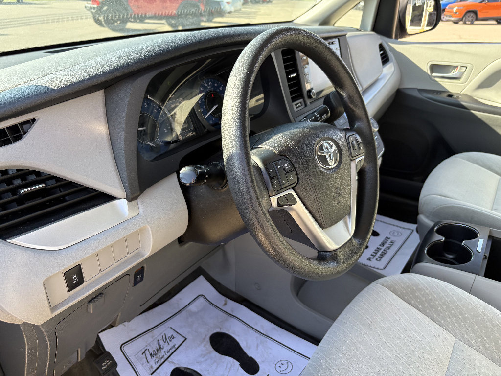 Used 2018 Toyota Sienna LE image 29