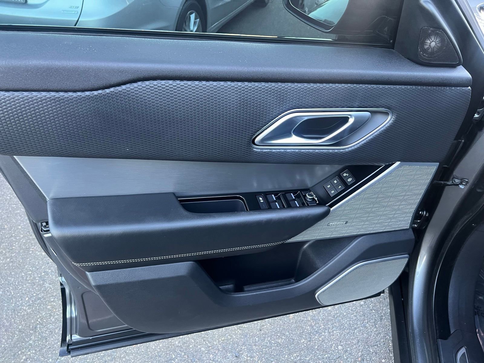 Used 2019 Land Rover Range Rover Velar R-Dynamic SE image 22