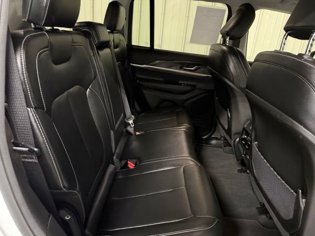 Used 2023 Jeep Grand Cherokee Limited w/ Black Appearance Package AWD/4WD image 23