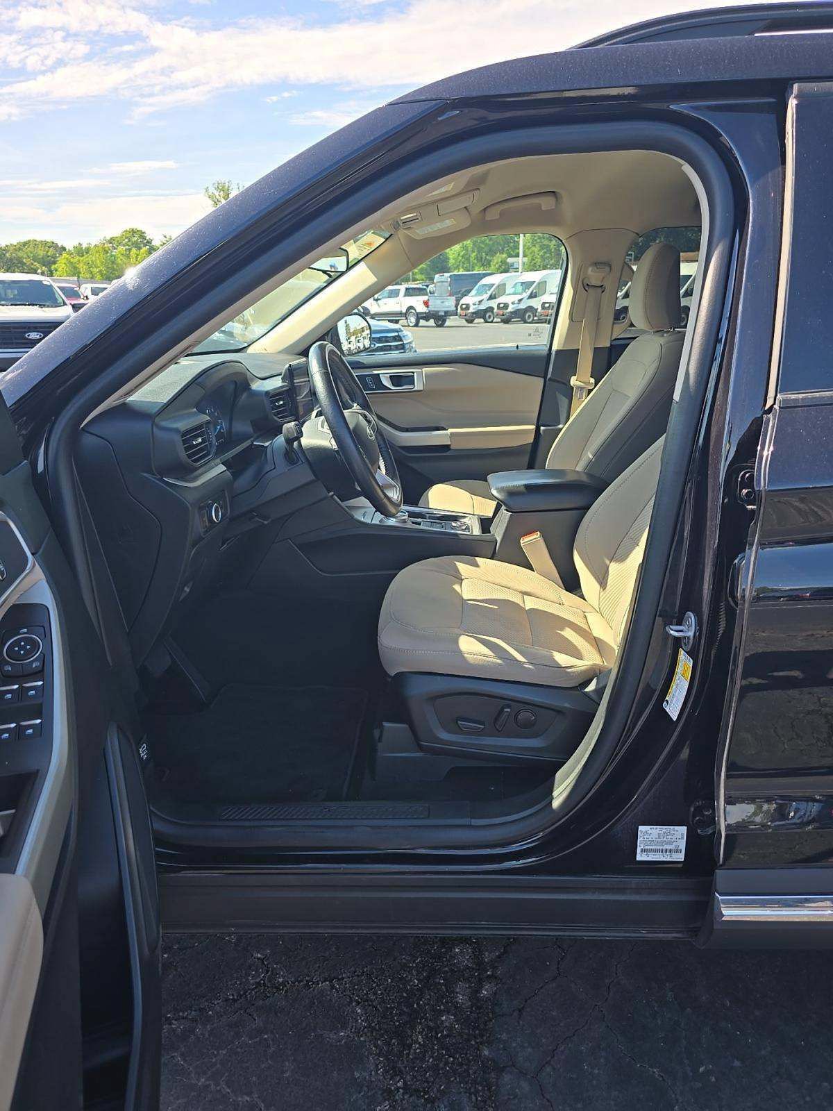 Used 2023 Ford Explorer XLT AWD/4WD image 14