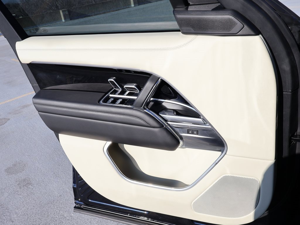 Used 2024 Land Rover Range Rover Long Wheelbase SE image 34