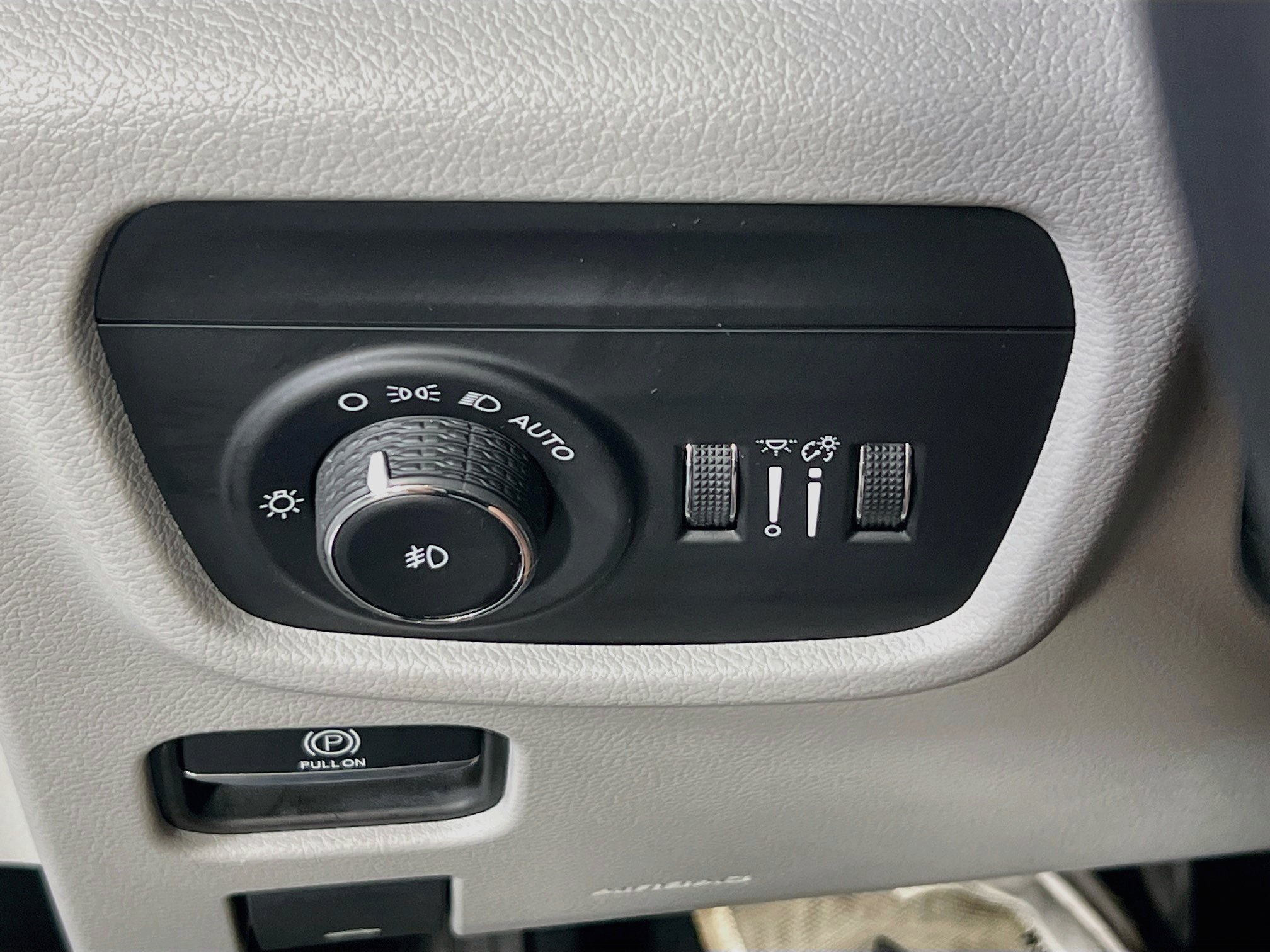 Used 2023 Jeep Grand Cherokee L Overland w/ Luxury Tech Group IV AWD/4WD image 10