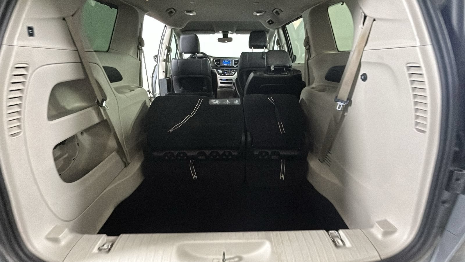 Used 2018 Chrysler Pacifica Touring-L FWD image 32