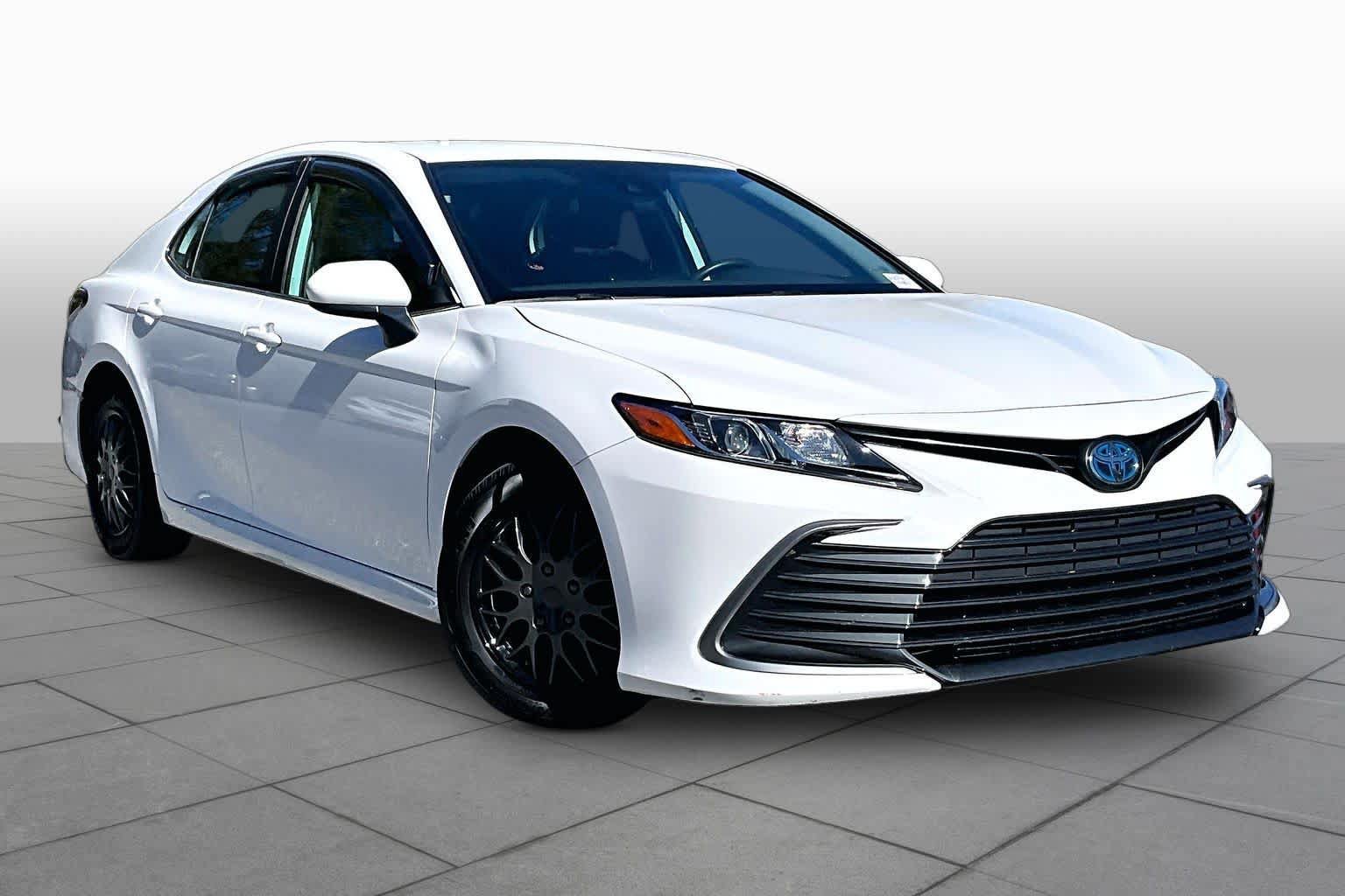 Used 2022 Toyota Camry LE FWD image 3