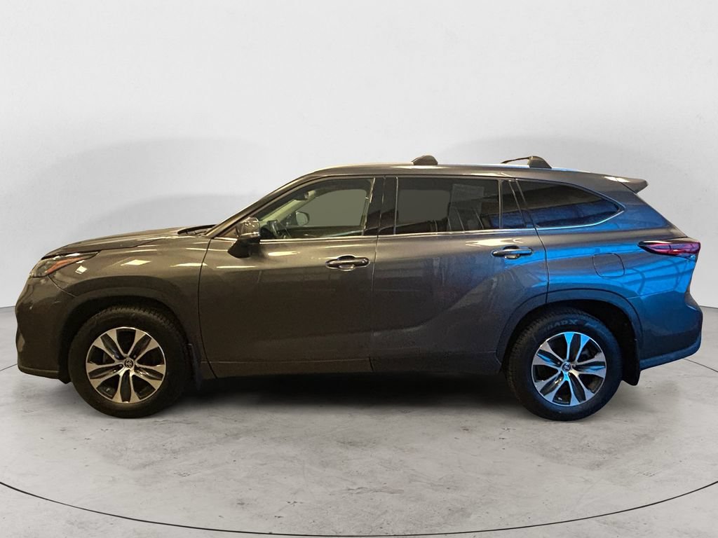 Used 2022 Toyota Highlander XLE AWD/4WD image 2