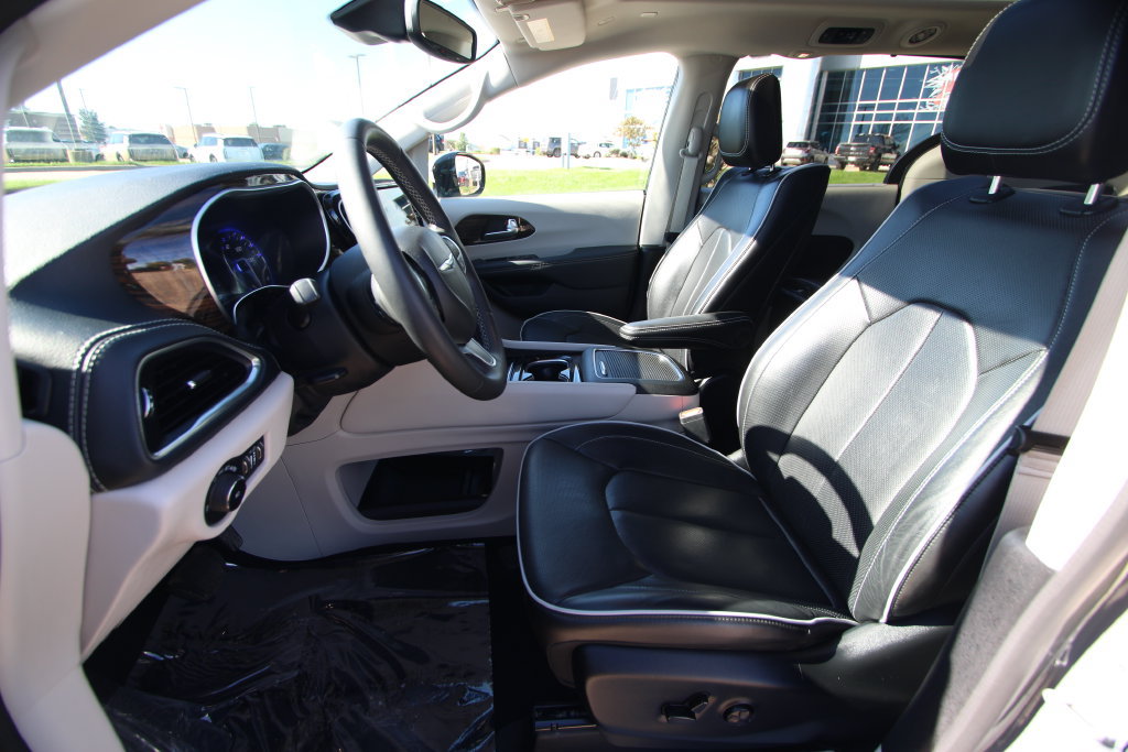 Used 2023 Chrysler Pacifica Limited w/ Uconnect Theater Family Group AWD/4WD image 6