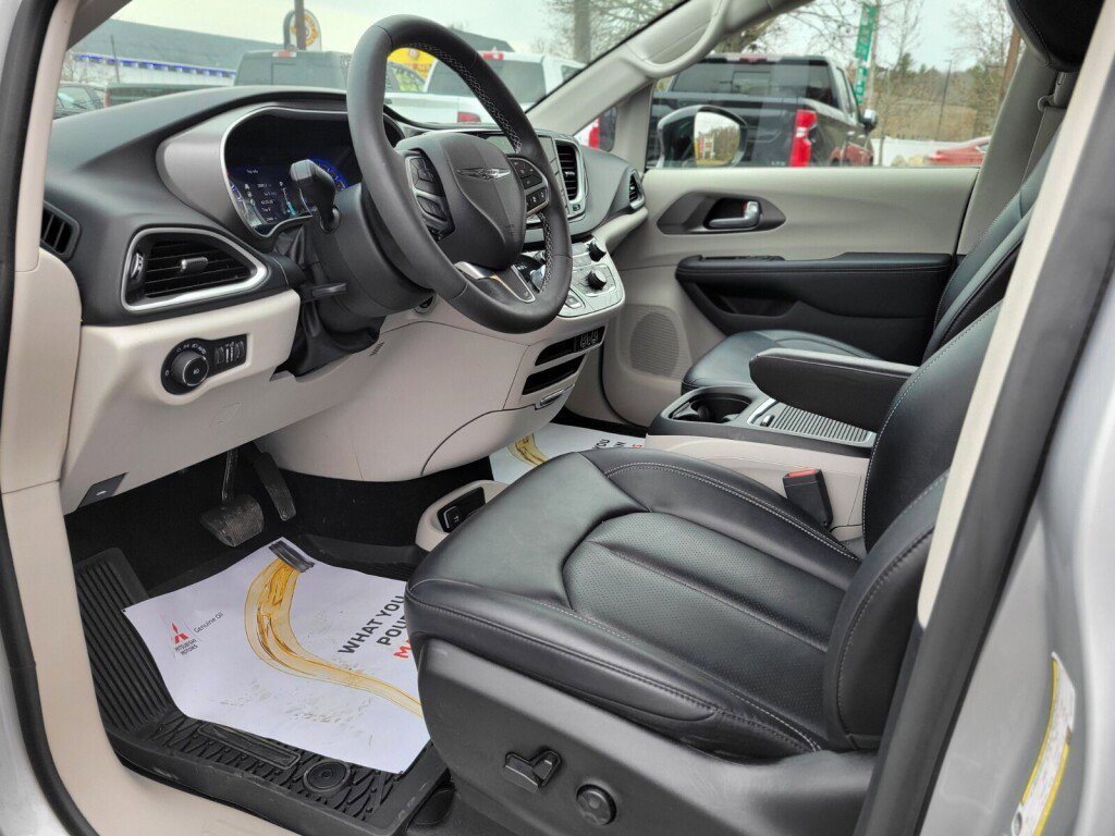 Used 2024 Chrysler Pacifica Touring-L image 17