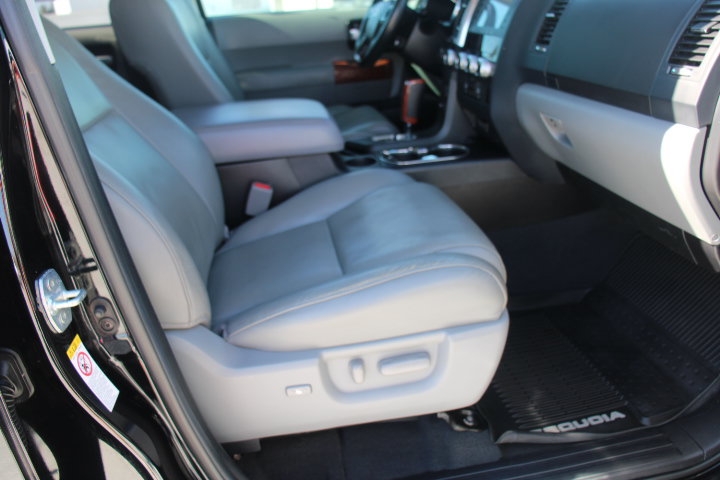 Used 2020 Toyota Sequoia Platinum AWD/4WD image 25