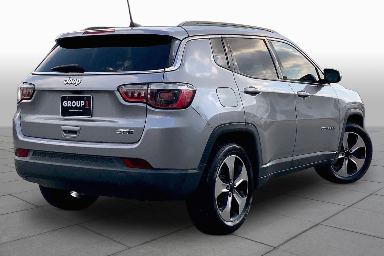 Used 2018 Jeep Compass Latitude w/ Popular Equipment Group FWD image 13