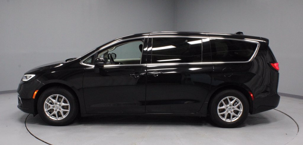 Used 2024 Chrysler Pacifica Touring-L FWD image 7