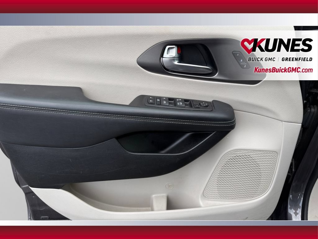 Used 2023 Chrysler Pacifica Touring-L FWD image 15
