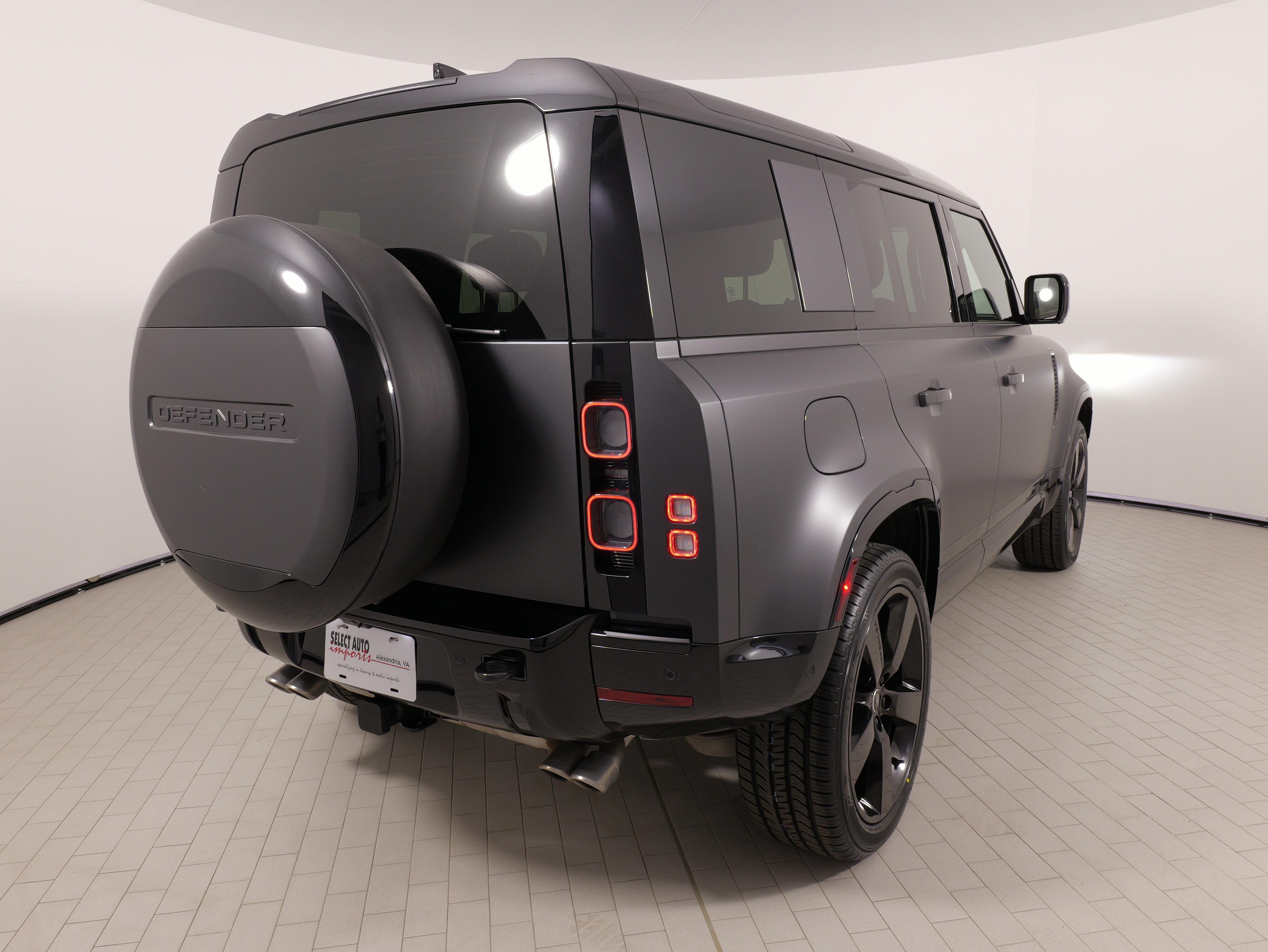 Used 2025 Land Rover Defender 110 V8 AWD/4WD image 15
