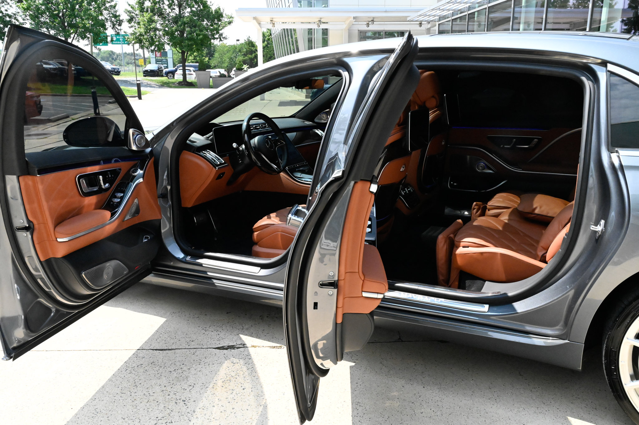 Used 2023 Mercedes-Benz Maybach S 680 4MATIC w/ Manufaktur Leather Package image 35