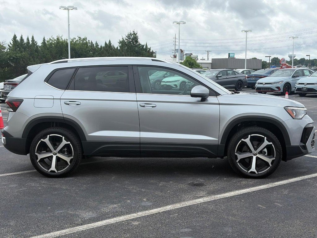 Certified 2025 Volkswagen Taos SEL AWD/4WD image 4