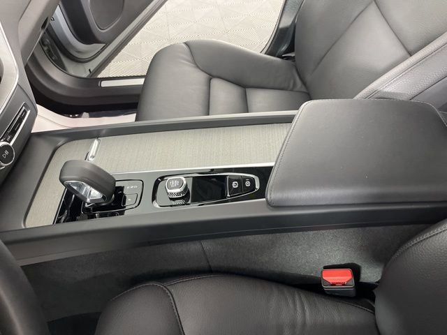 Used 2025 Volvo XC60 B5 Plus image 27
