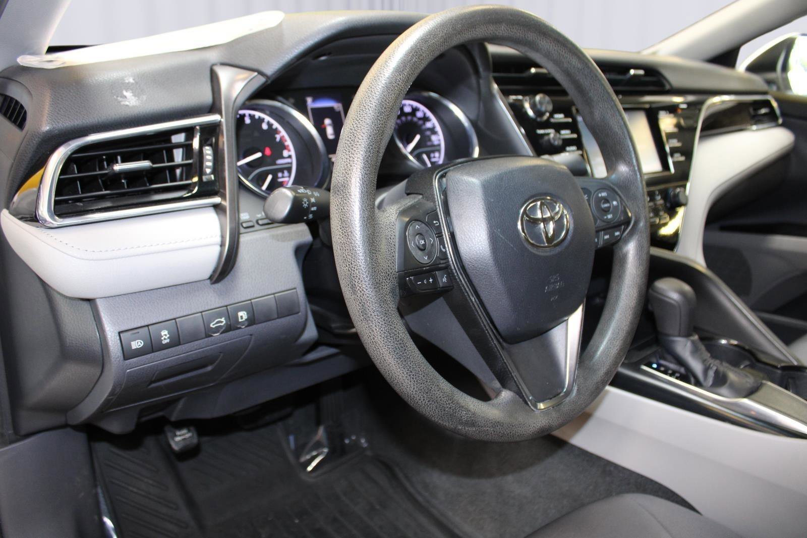 Used 2018 Toyota Camry LE FWD image 14