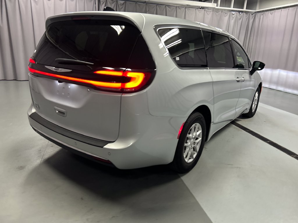 Used 2026 Chrysler Pacifica Select FWD image 7