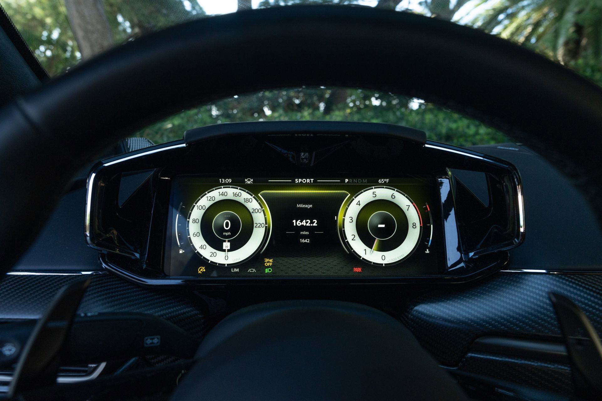 Used 2025 Aston Martin V8 Vantage Coupe image 13