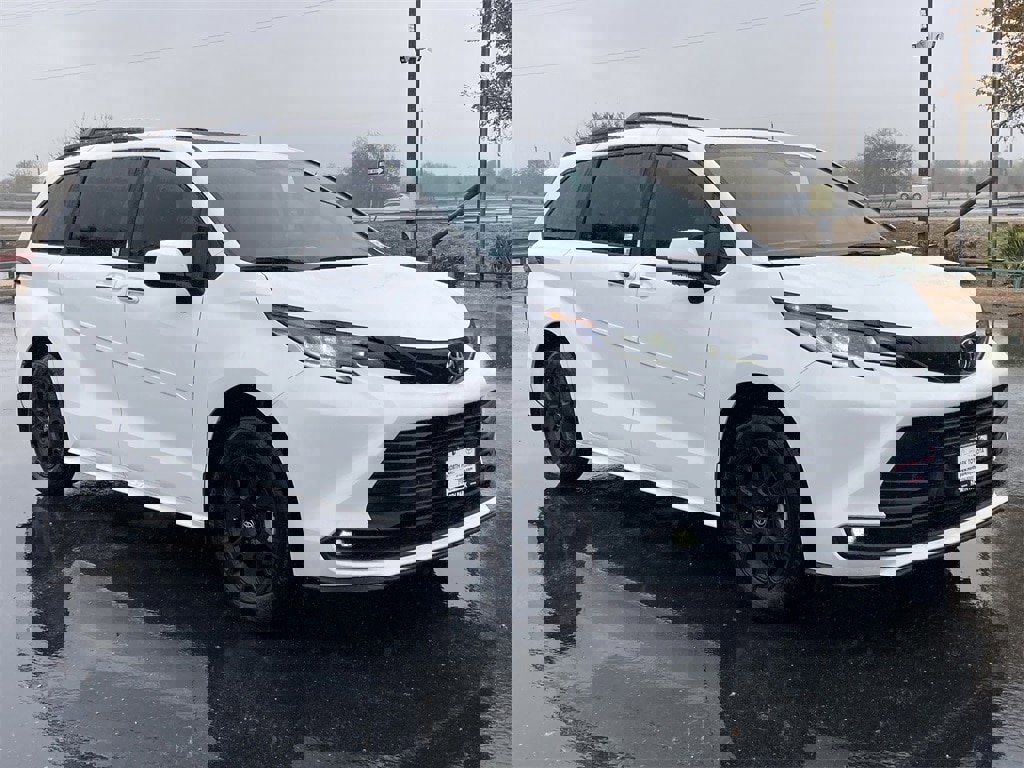 New 2026 Toyota Sienna XLE Woodland Edition image 3