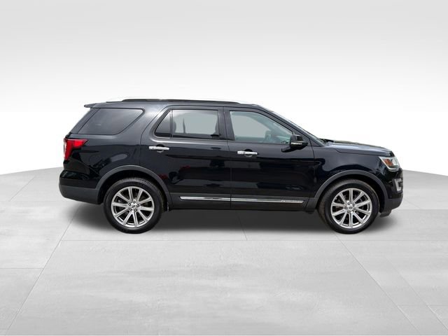 Used 2017 Ford Explorer Limited w/ Equipment Group 303A AWD/4WD image 2